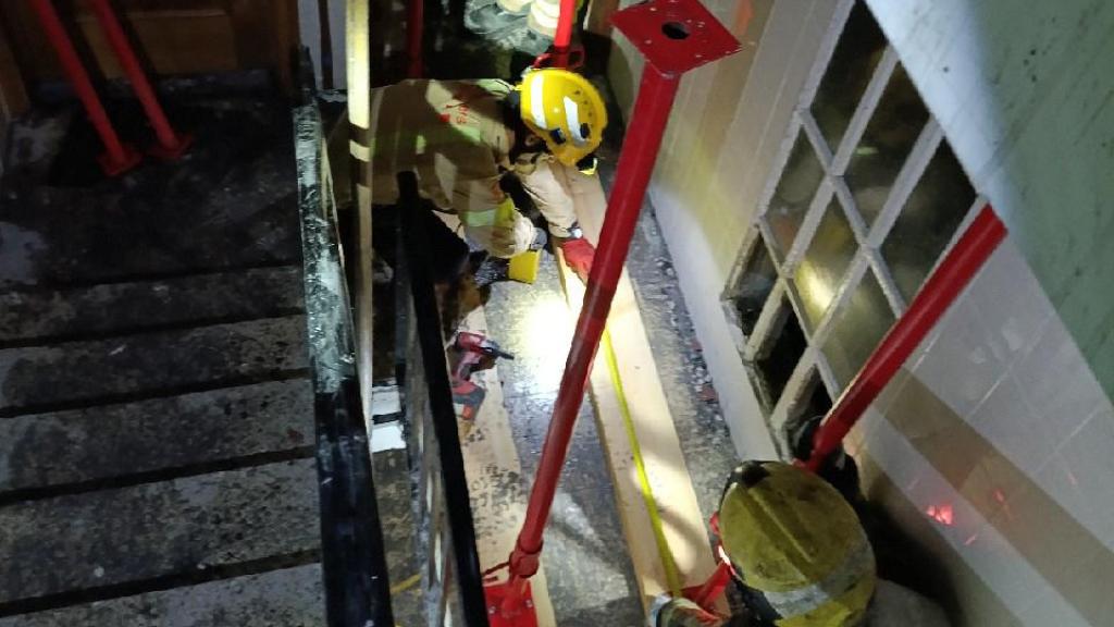 Els Bombers apuntalen una vivenda cremada a Sabadell