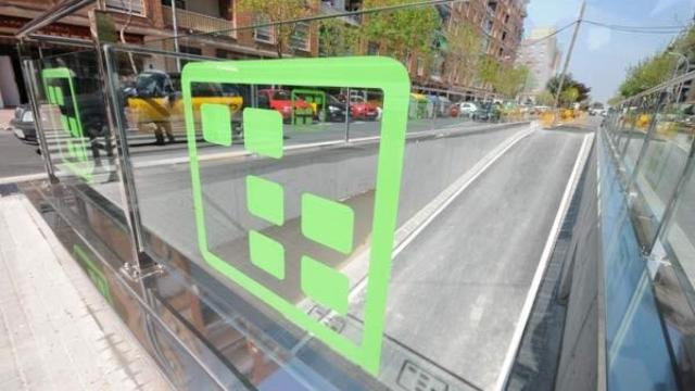 Logo de Prat Espais en uno de los edificios municipales de El Prat de Llobregat