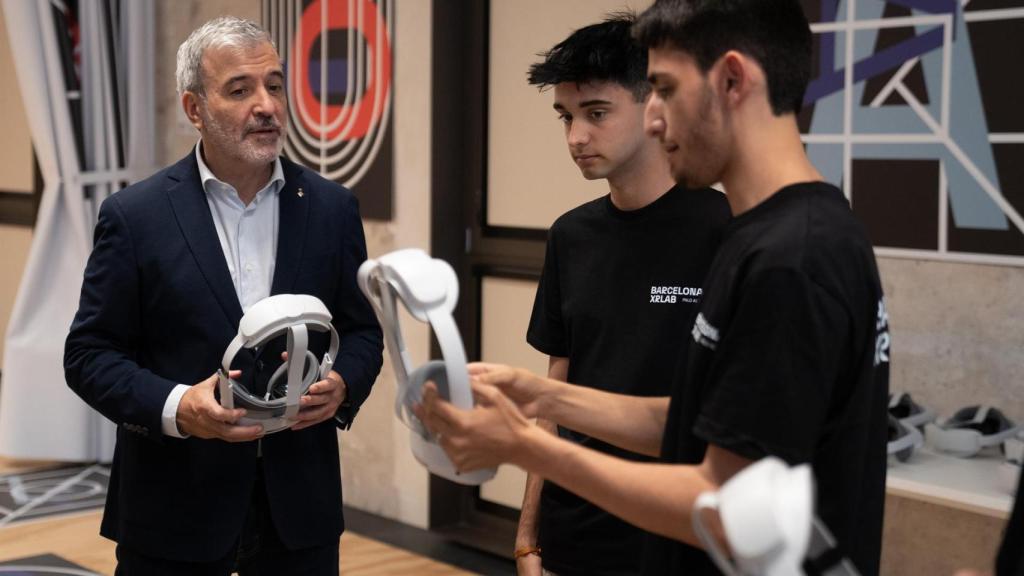 El alcalde de Barcelona, Jaume Collboni, usa unas gafas de realidad aumentada durante la inauguración del nuevo equipamiento de las industrias creativas Barcelona XRLab