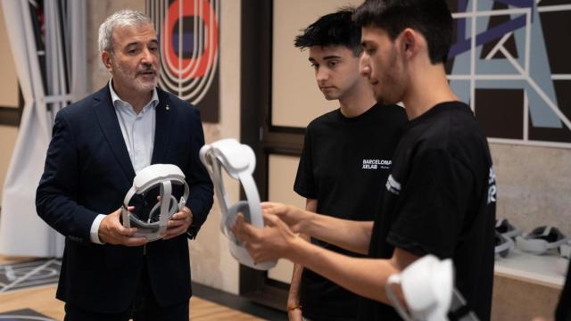 El alcalde de Barcelona, Jaume Collboni, usa unas gafas de realidad aumentada durante la inauguración del nuevo equipamiento de las industrias creativas Barcelona XRLab