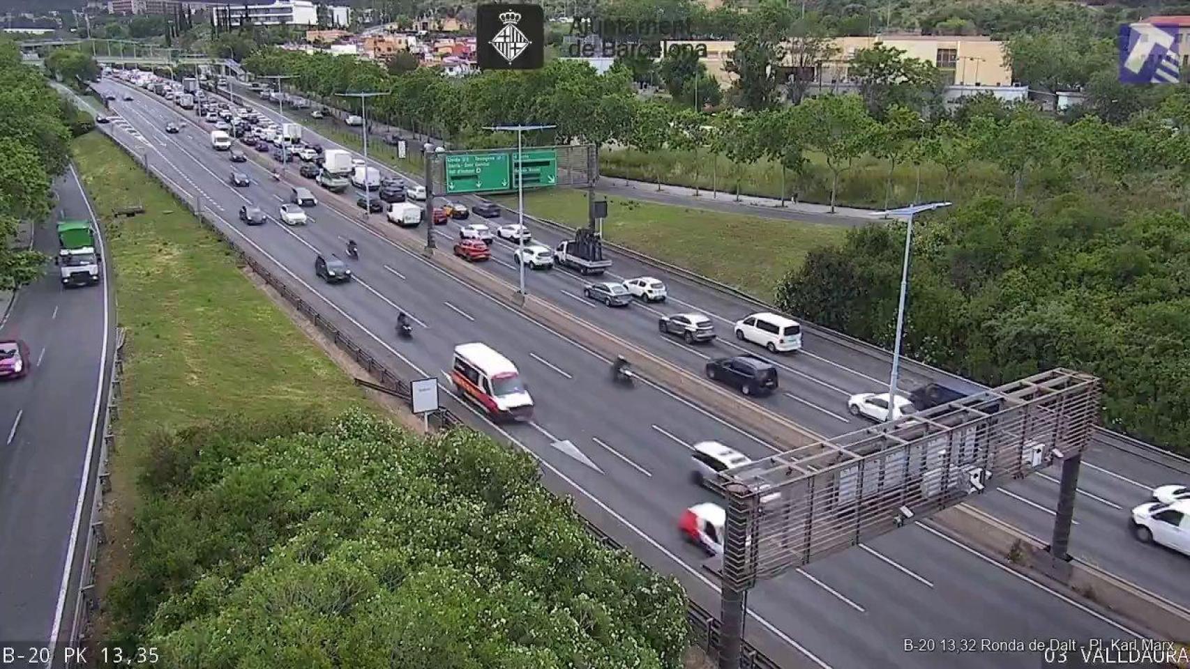 Un accidente colapsa la Ronda de Dalt de Barcelona