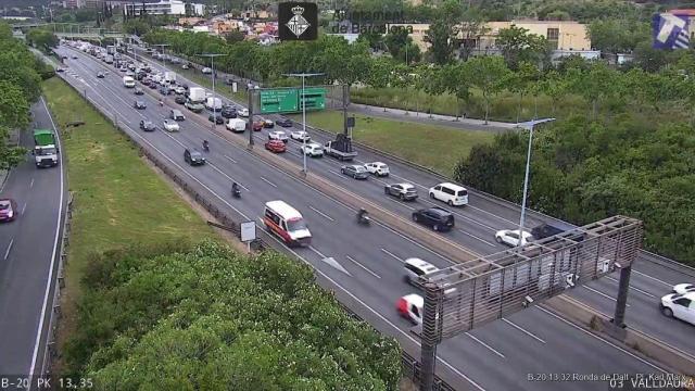 Un accidente colapsa la Ronda de Dalt de Barcelona