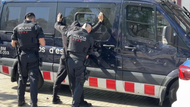 Un detenido en un macrodipositivo de Mossos en l'Hospitalet, Cornellà y Esplugues en el marco del 'Pla Kanpai'