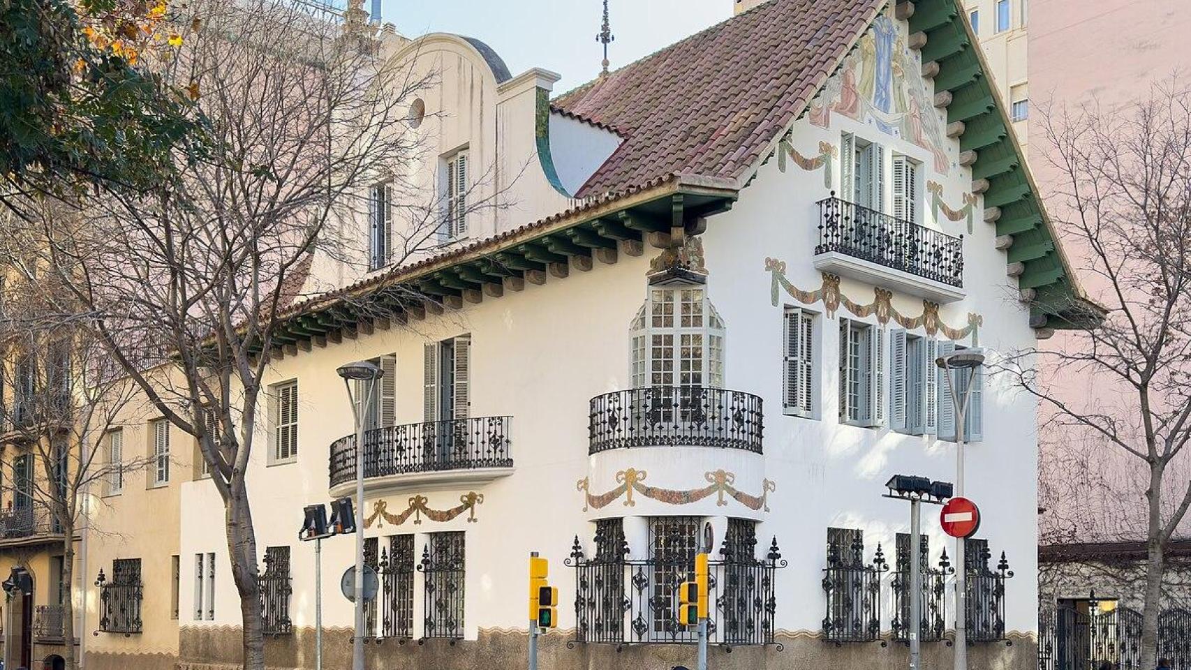 La casa rural modernista que sorprende en el centro de Barcelona, la Casa Pere Company