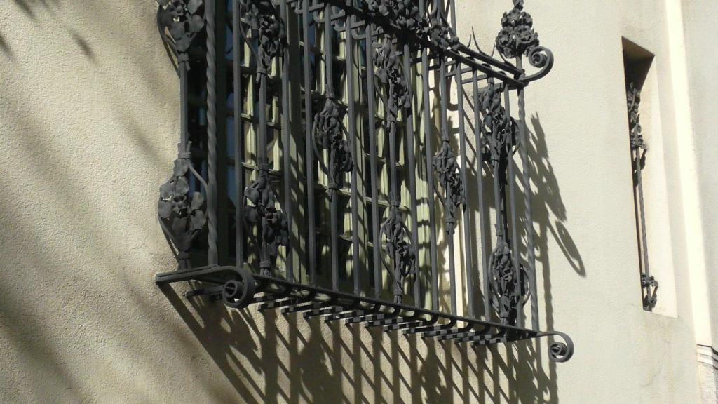 Detalle de rejas modernistas de la Casa Pere Company