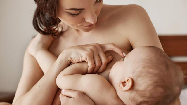 El primer contacto entre el bebé y la madre tiene efectos muy positivos para ambos