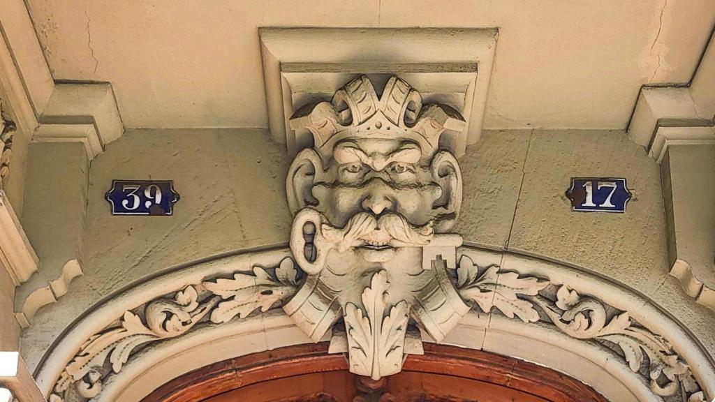 La carassa sobre la puerta del edificio Casa Josep Padró