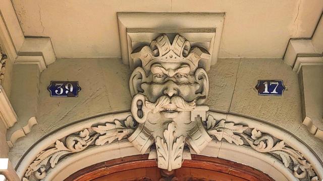 La carassa sobre la puerta del edificio Casa Josep Padró