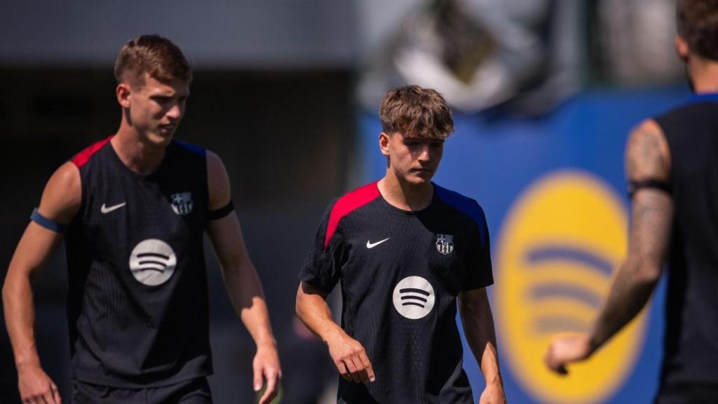 Dani Olmo, junto a Juan Hernández, que entrena con el primer equipo del Barça
