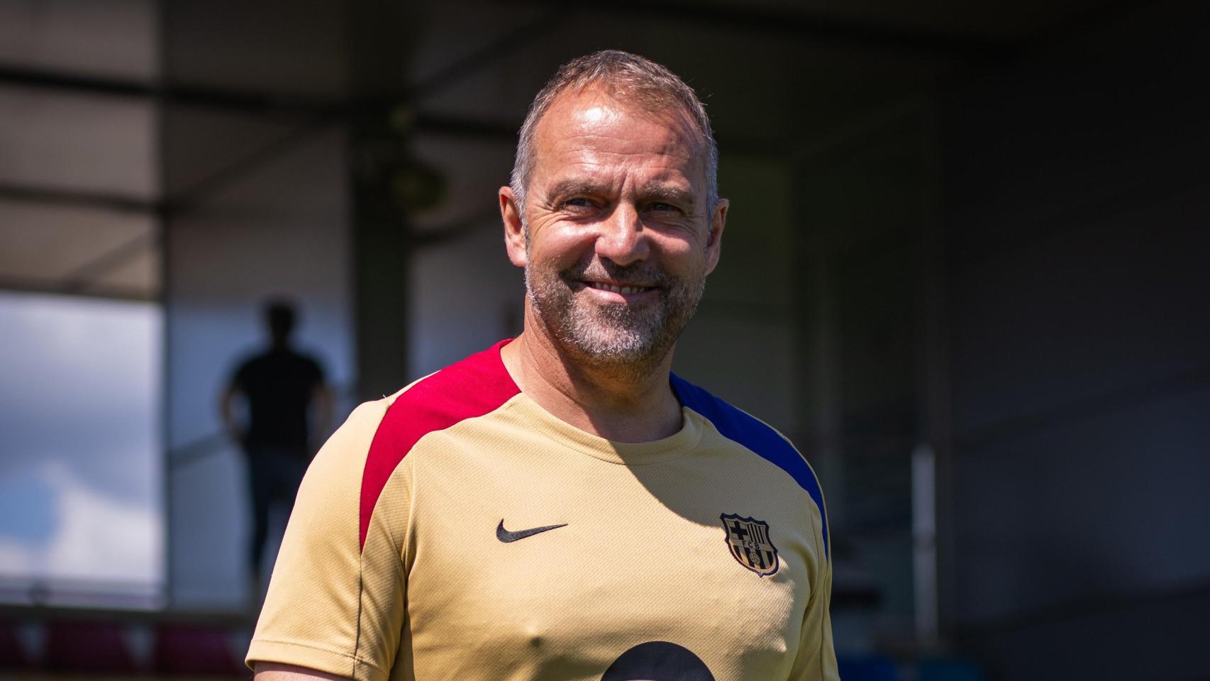 Hansi Flick sonríe antes de un entrenamiento del Barça