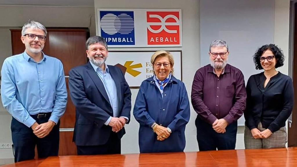 La vicepresidenta y directora de AEBALL, Mª Rosa Fiol, junto a representantes de la Associació Empresarial Fontsanta
