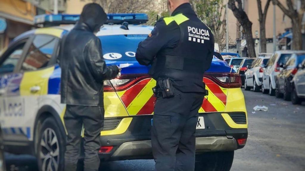 Un agente de la Policía Local de Sant Adrià con un detenido en Badalona