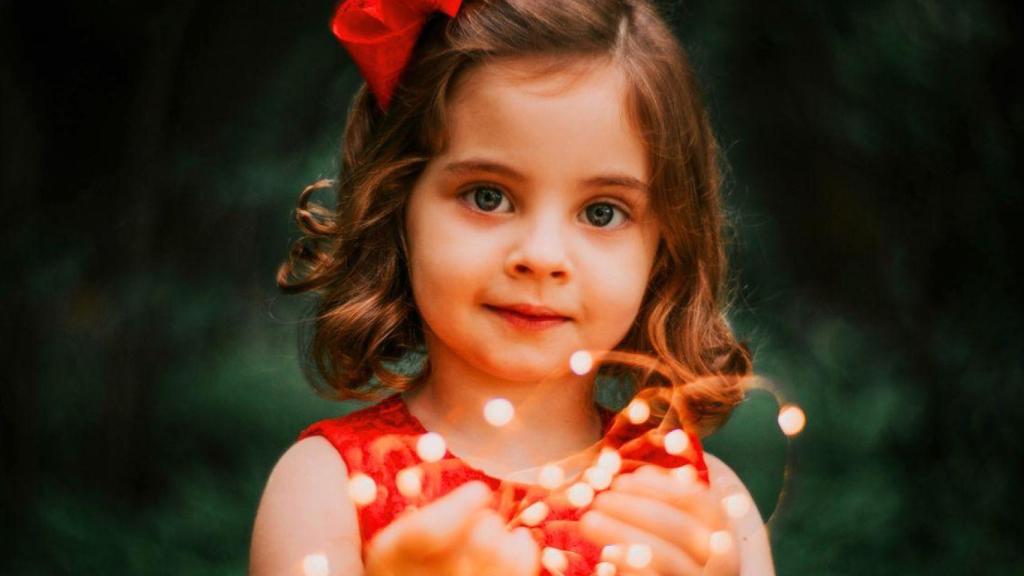 Niña con lucecitas