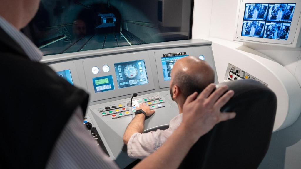 Un conductor prova el simulador de Barcelona