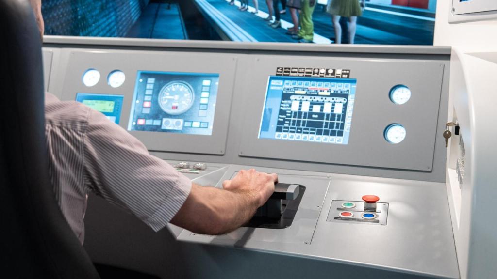 Un conductor de metro prova el simulador de plaça Catalunya