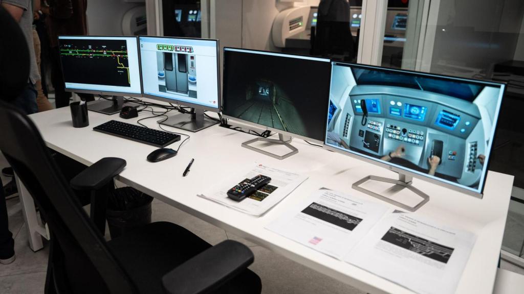 Zona de telecomandos de trànsit de la sala de simuladors del metro de Barcelona