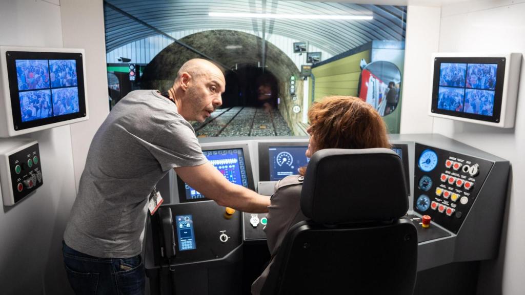 La presidenta de TMB, Laia Bonet, prova un dels simuladors de metro a la plaça de Catalunya