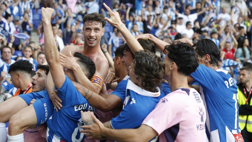 Los jugadores del Espanyol celebran eufóricos el gol de Javi Puado contra Las Palmas