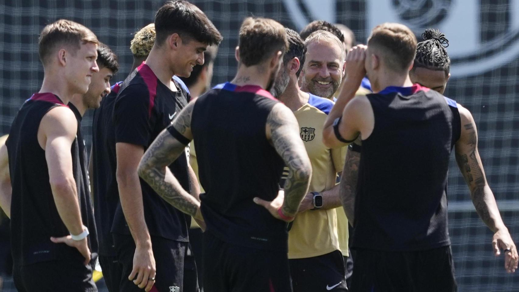 Hansi Flick y los futbolistas del Barça, en el entrenamiento previo al partido contra el Athletic