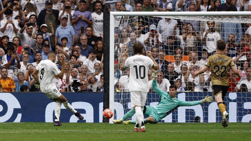 Mbappé marca ante la Real Sociedad.