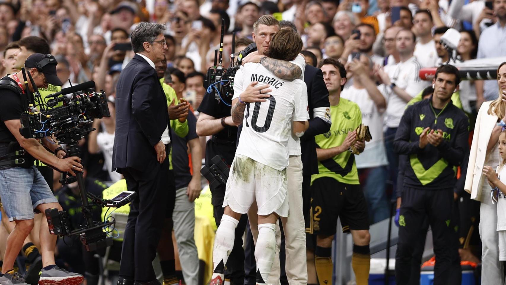 Modric se abraza con Kroos tras ser sustituido ante la Real Sociedad