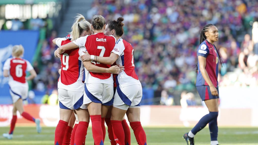Las jugadoras del Arsenal celebran el gol en la final de la Champions League