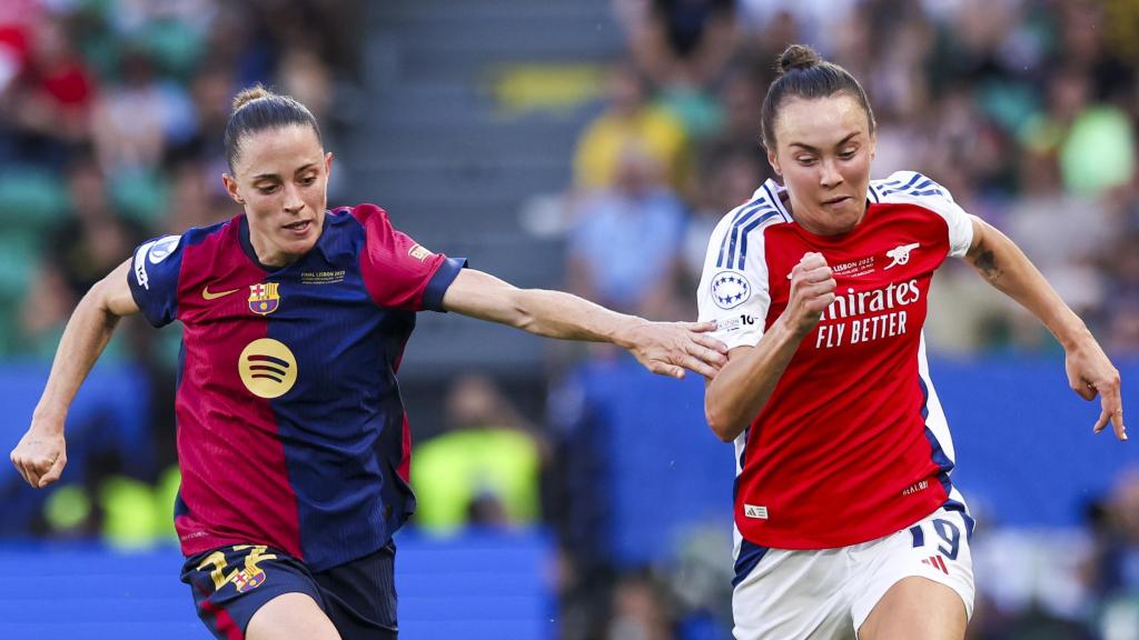 Ona Batlle pugna con una jugadora del Arsenal en la final de la Champions League femenina