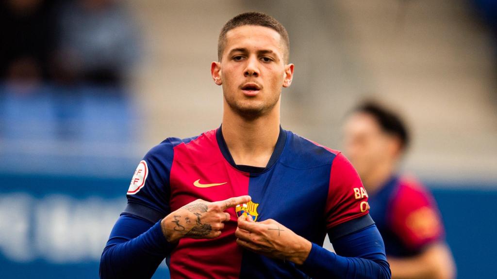 Alan Godoy celebra su golazo de falta en el Barça B-Unionistas