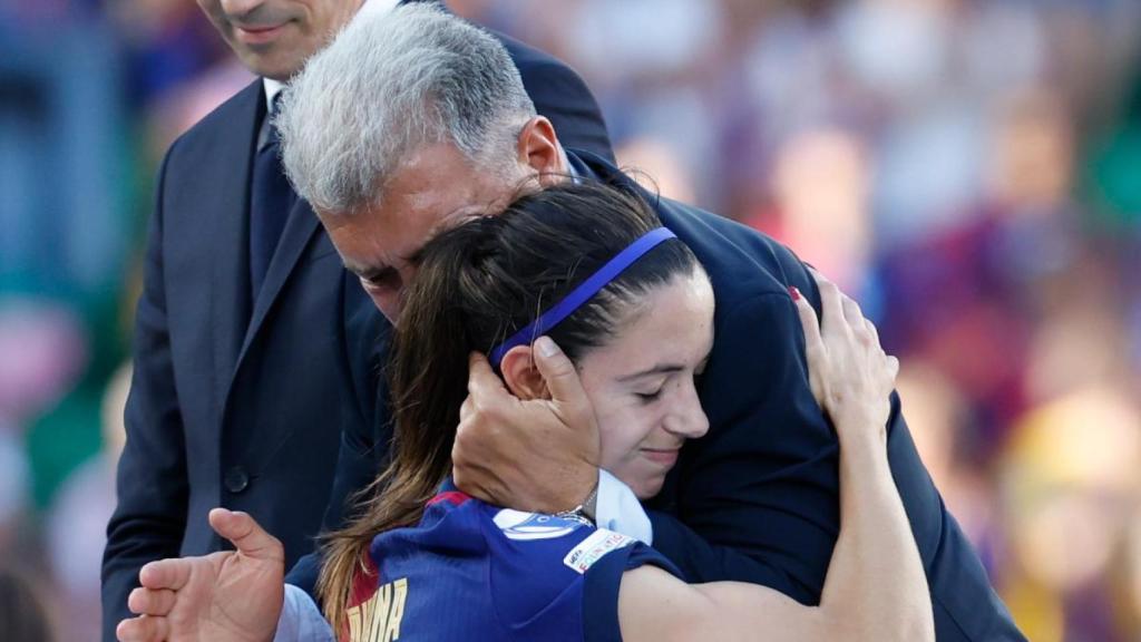 Joan Laporta consuela a Aitana Bonmatí tras perder la final de la Champions League