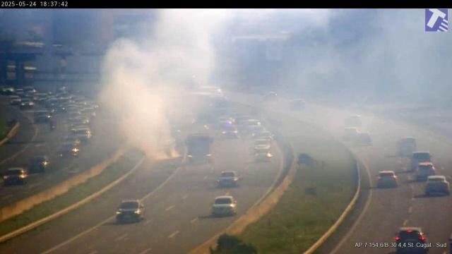 Un coche se incendia en la AP-7 a la altura de Sant Cugat y deja una columna de humo en la carretera