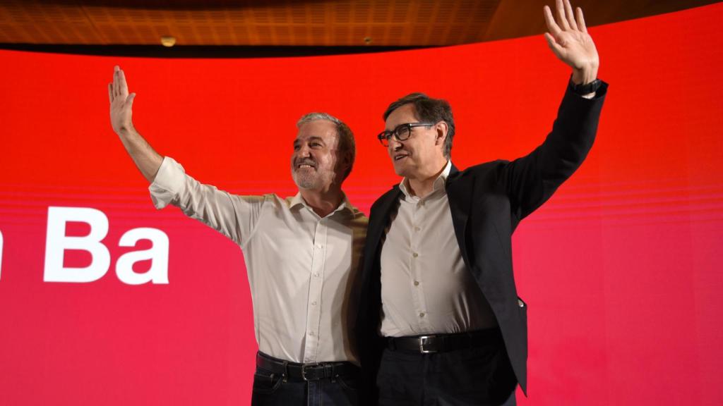 El alcalde de Barcelona, Jaume Collboni (i) y el presidente de la Generalitat de Cataluña, Salvador Illa (d)