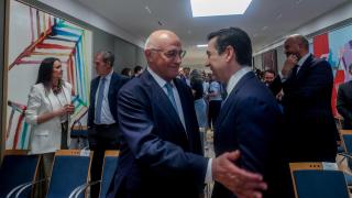 El presidente del Banco Sabadell, Josep Oliu (i), y el presidente del BBVA, Carlos Torres Vila (d), se saludan en el Ministerio de Economía