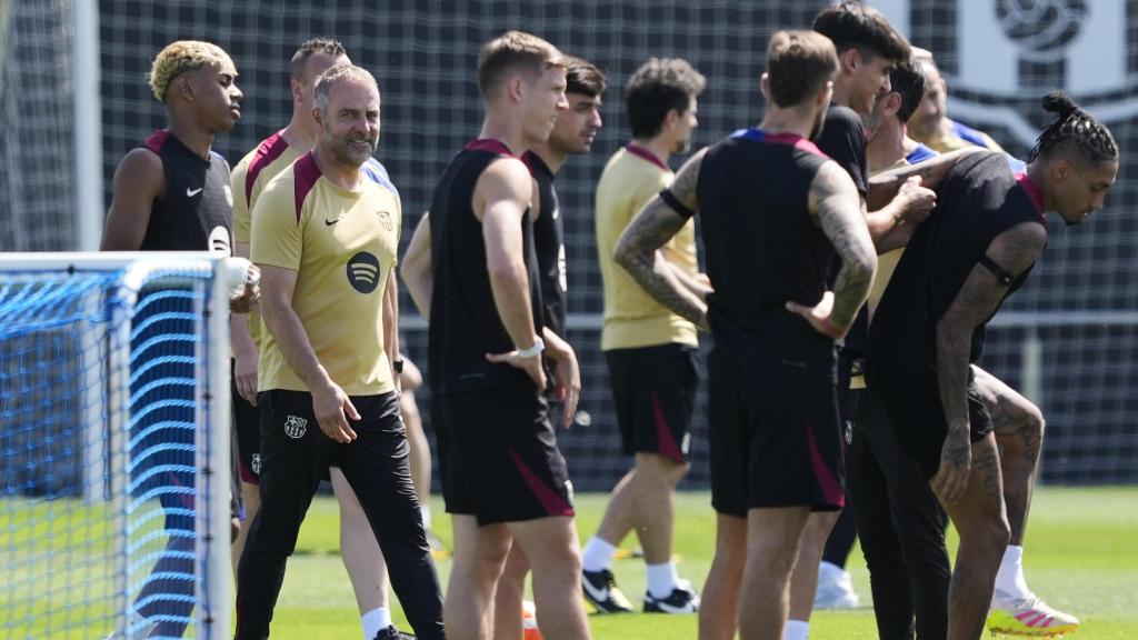 Hansi Flick y los jugadores del Barça, en el entrenamiento previo al partido contra el Athletic Club