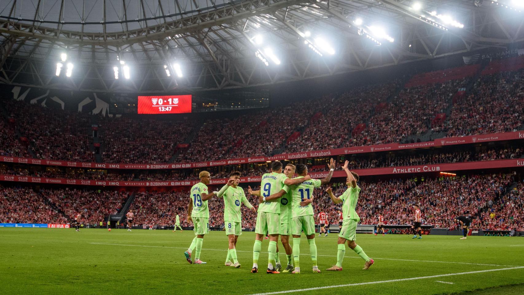 Los jugadores del Barça celebran un gol de Robert Lewandowski contra el Ahletic Club