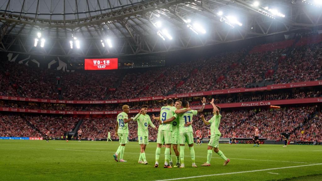 Los jugadores del Barça celebran un gol de Robert Lewandowski contra el Ahletic Club