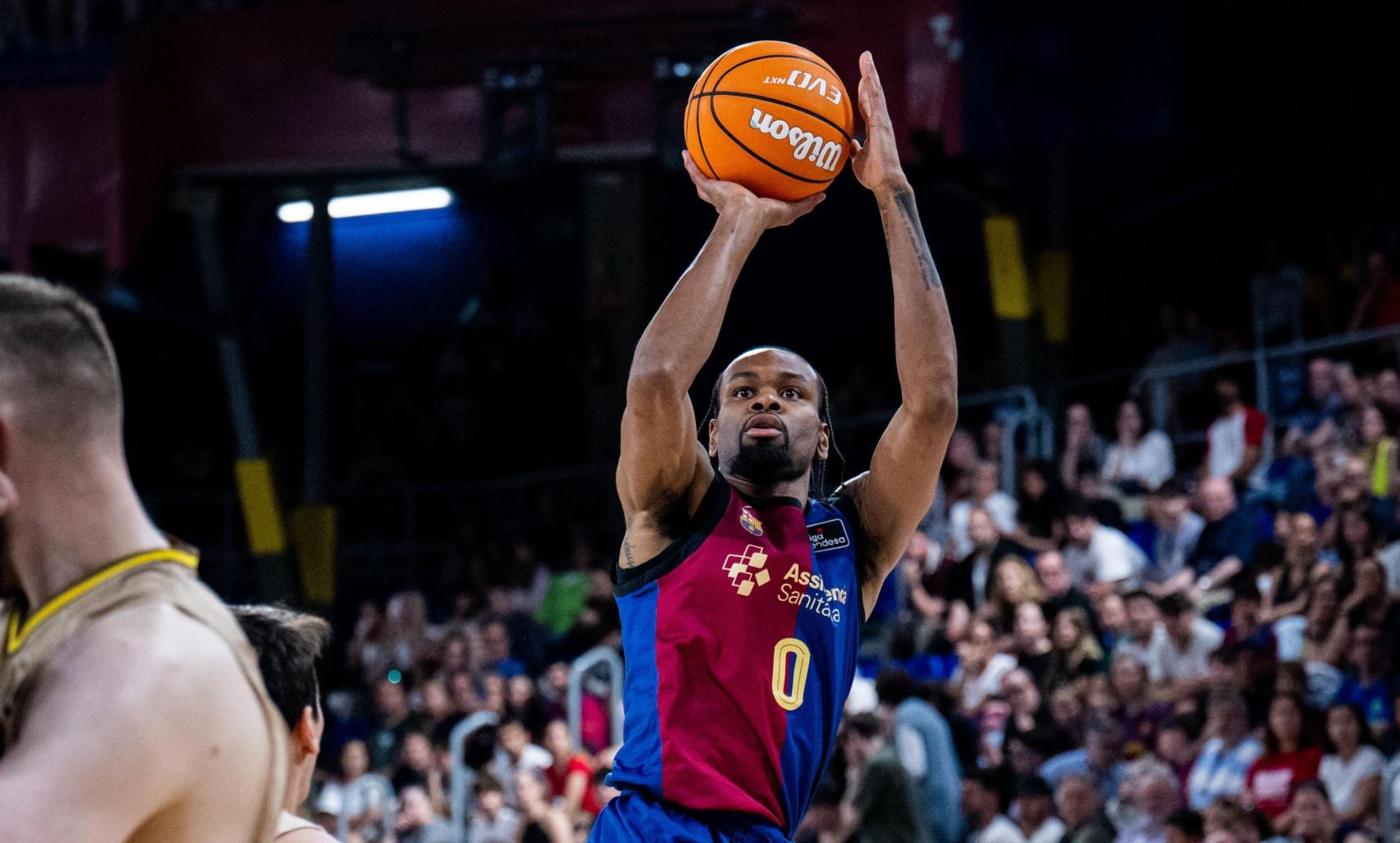 Kevin Punter lanza un tiro en el Barça de basket-Girona