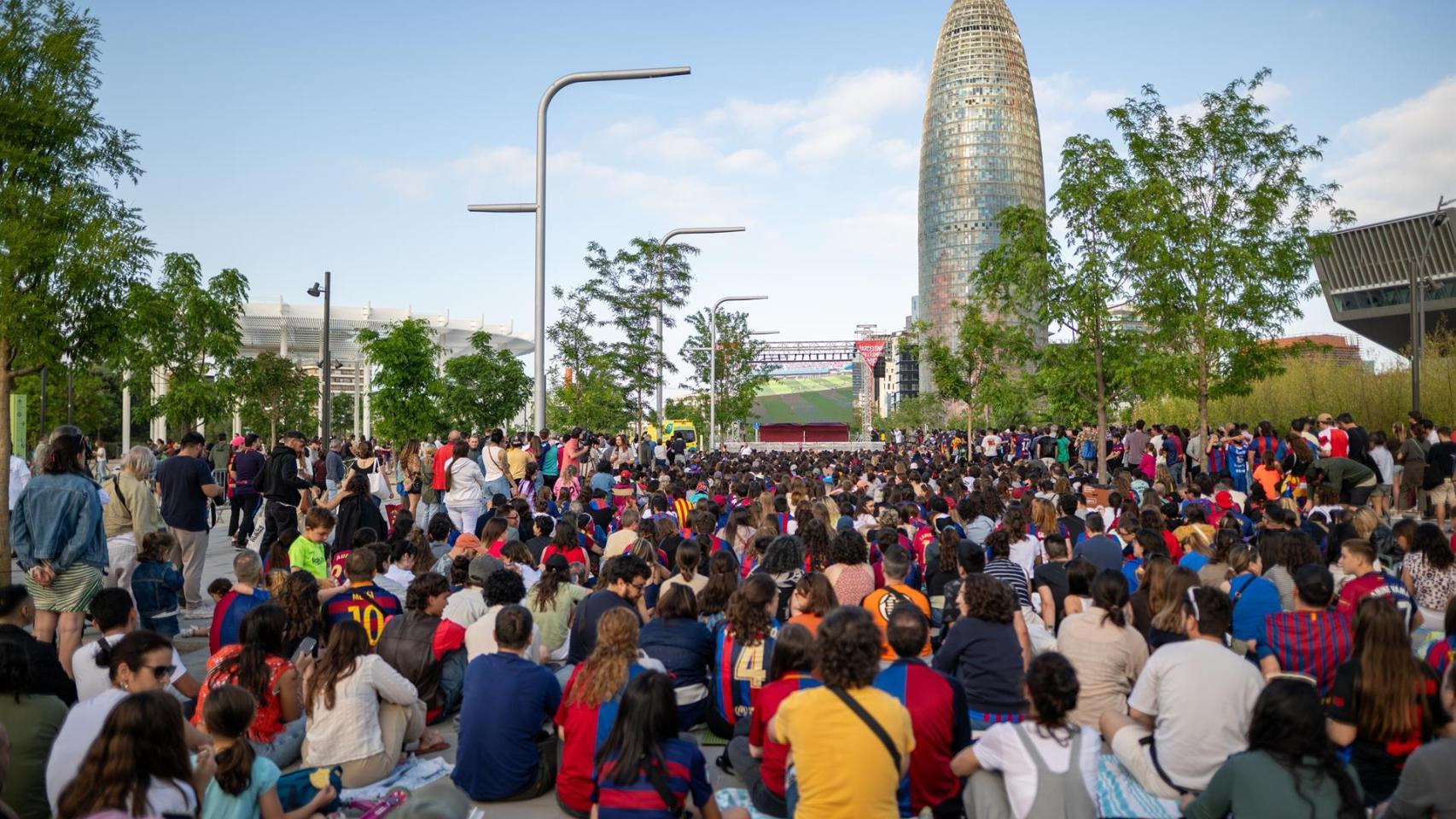 Aficionados ven en una pantalla gigante la final de la Women's Champions League entre el FC Barcelona y el Arsenal, en el Parc de les Glòries