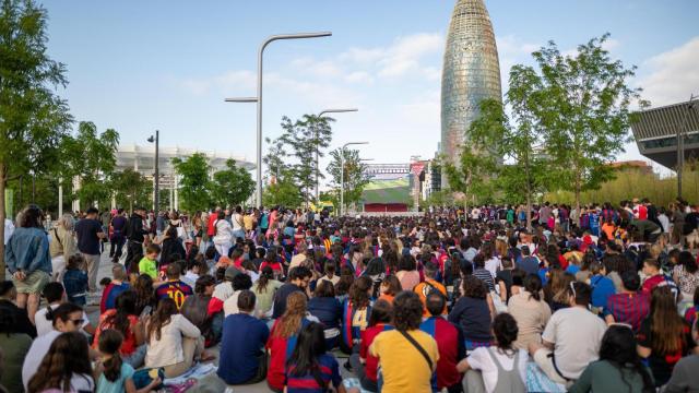 Aficionados ven en una pantalla gigante la final de la Women's Champions League entre el FC Barcelona y el Arsenal, en el Parc de les Glòries