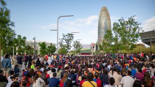 Aficionados ven en una pantalla gigante la final de la Women's Champions League entre el FC Barcelona y el Arsenal, en el Parc de les Glòries