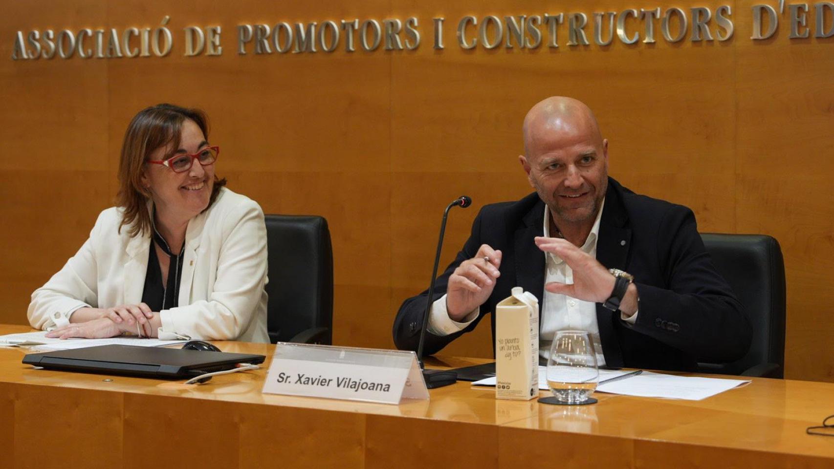 La 'consellera' de Territorio, Vivienda y Transición Ecológica, Sílvia Paneque, en la asamblea de APCE junto al presidente de la entidad, Xavier Vilajoana