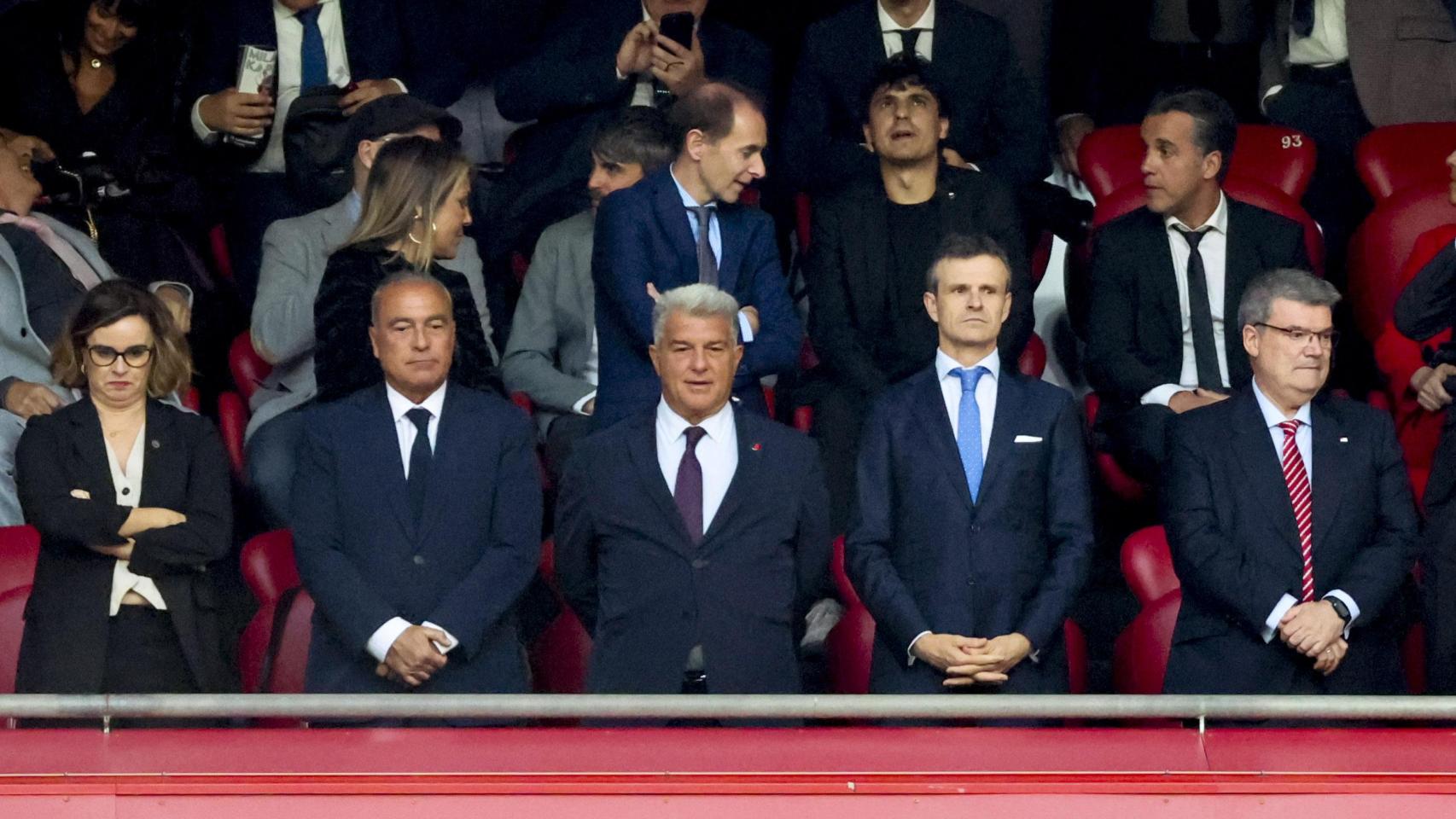 Rafa Yuste, el presidente del Barça, Joan Laporta, y su homólogo del Athletic Club, Jon Uriarte, en el palco de San Mamés
