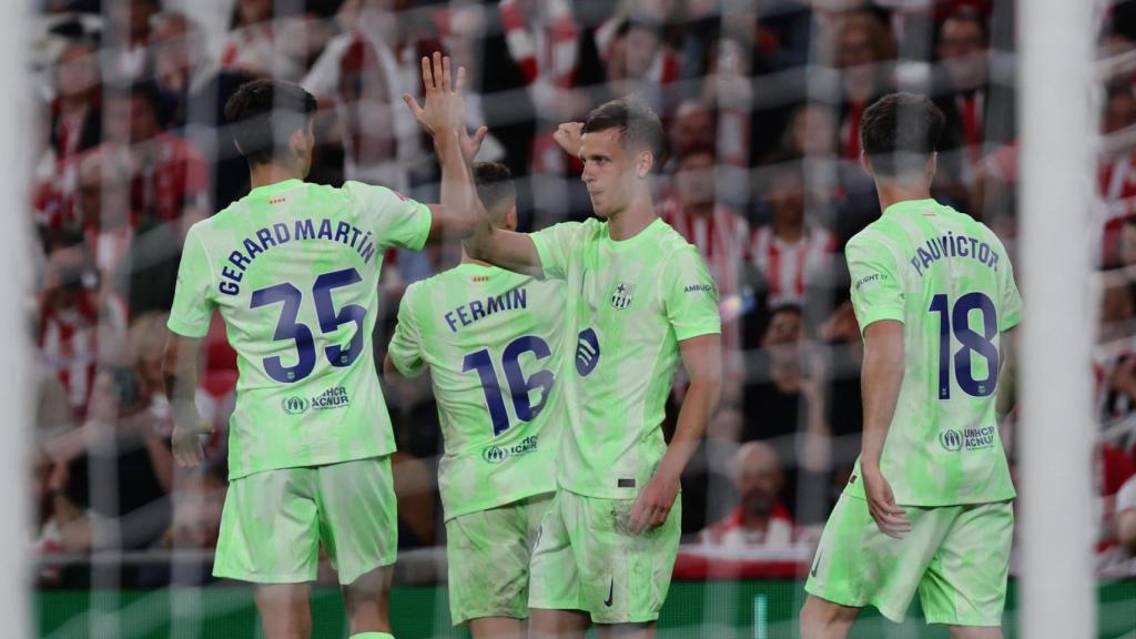 Los jugadores del Barça celebran el gol de Dani Olmo en Bilbao