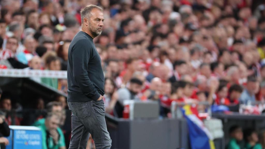 Hansi Flick, entrenador del Barça, en San Mamés