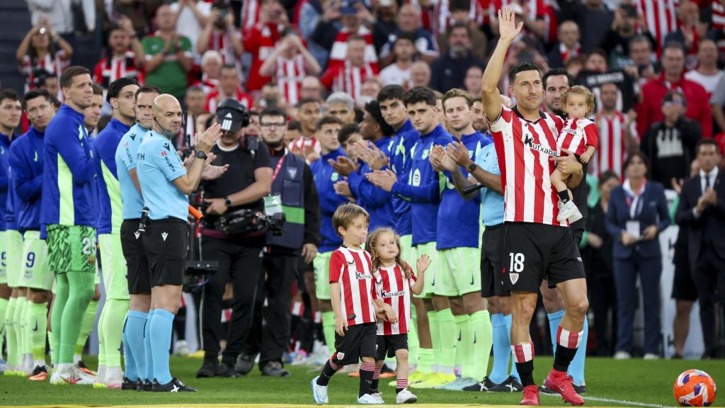 El pasillo del Barça a Óscar de Marcos en San Mamés, como homenaje por su retirada