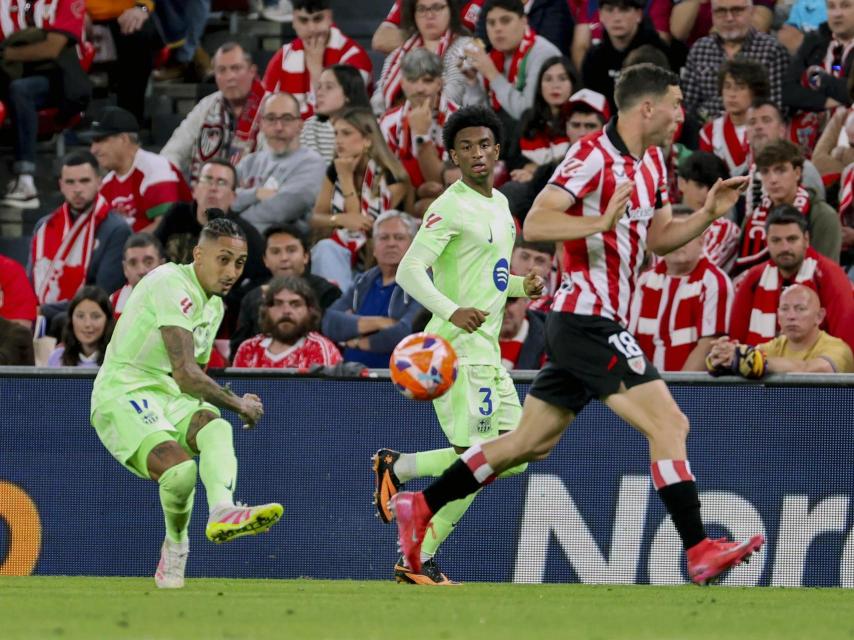 Raphinha golpea la pelota en San Mamés