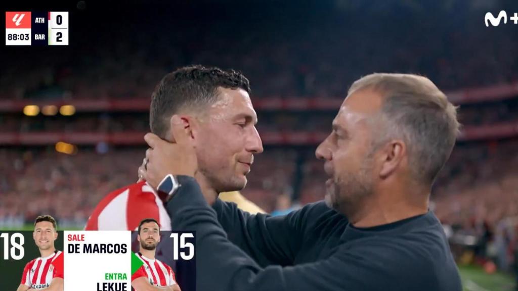 El abrazo y la felicitación de Hansi Flick a Óscar de Marcos en el día de su retirada