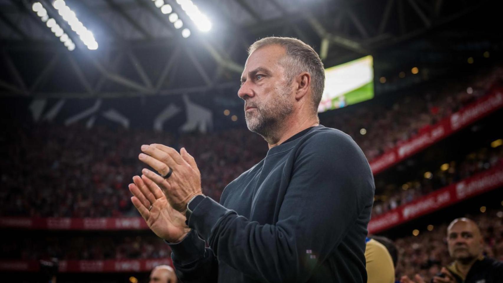 Hansi Flick aplaude durante el Athletic Club-Barça de Liga en San Mamés