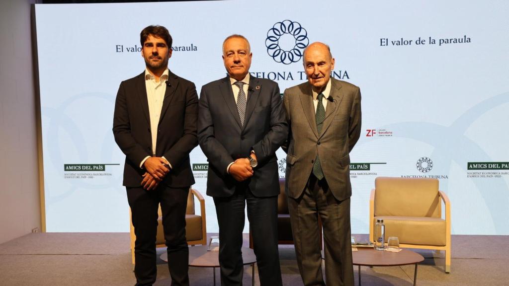 El Delegado Especial del Estado en el Consorci de la Zona Franca, Pere Navarro, junto al presidente de la Societat Econòmica Barcelonesa d'Amics del País, Miquel Roca (derecha), y el periodista Gabriel Trindade (izquierda)