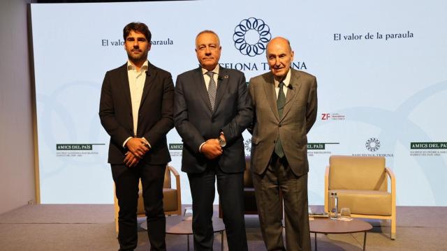 El Delegado Especial del Estado en el Consorci de la Zona Franca, Pere Navarro, junto al presidente de la Societat Econòmica Barcelonesa d'Amics del País, Miquel Roca (derecha), y el periodista Gabriel Trindade (izquierda)