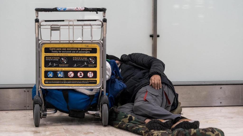 Una persona sin hogar durmiendo en el Aeropuerto de Barajas
